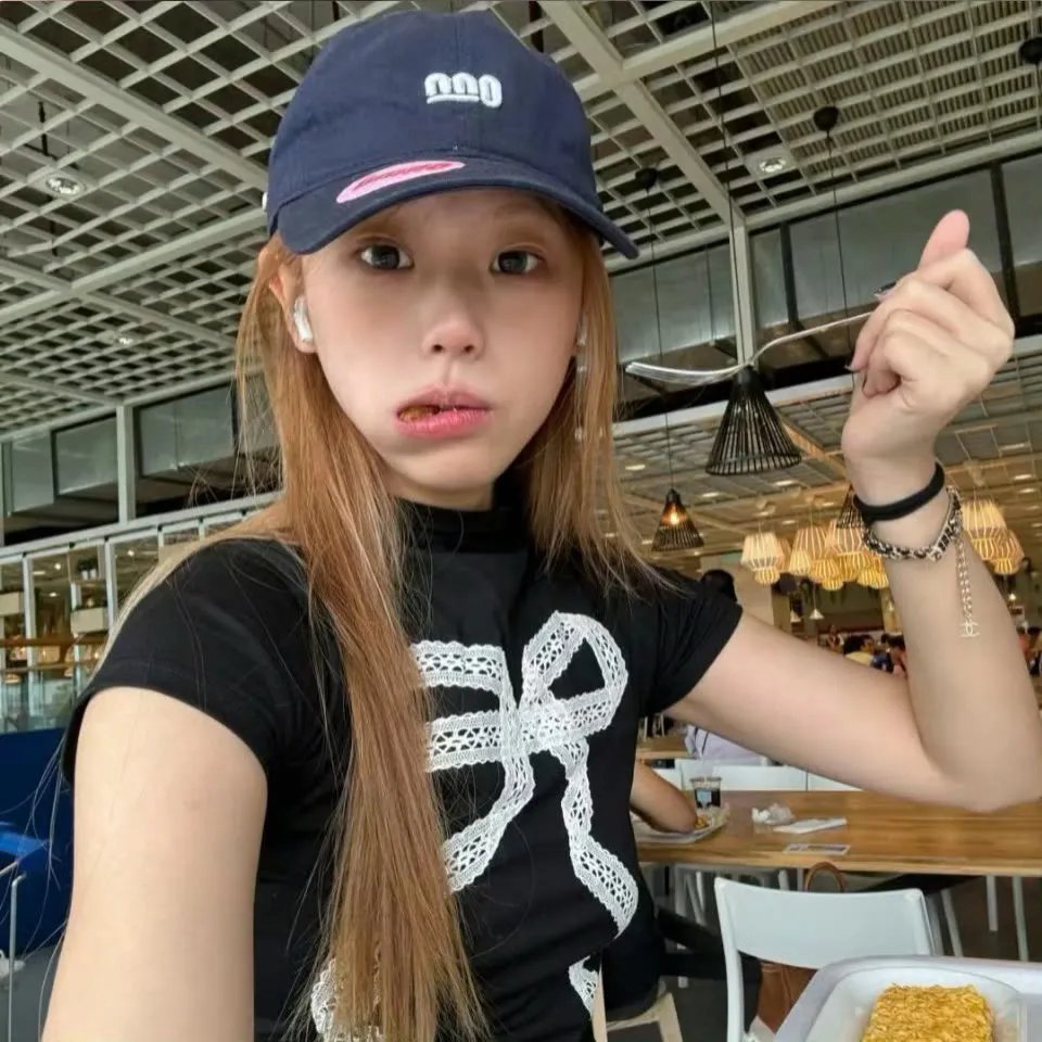 年轻女孩爱过来